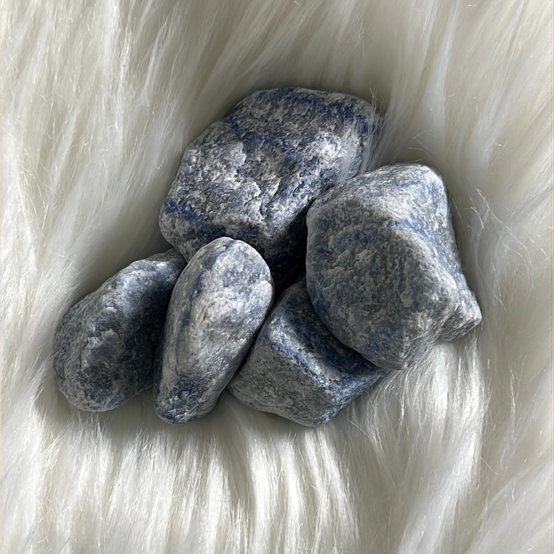 Raw Blue quartz healing crystal - Throat chakra stone