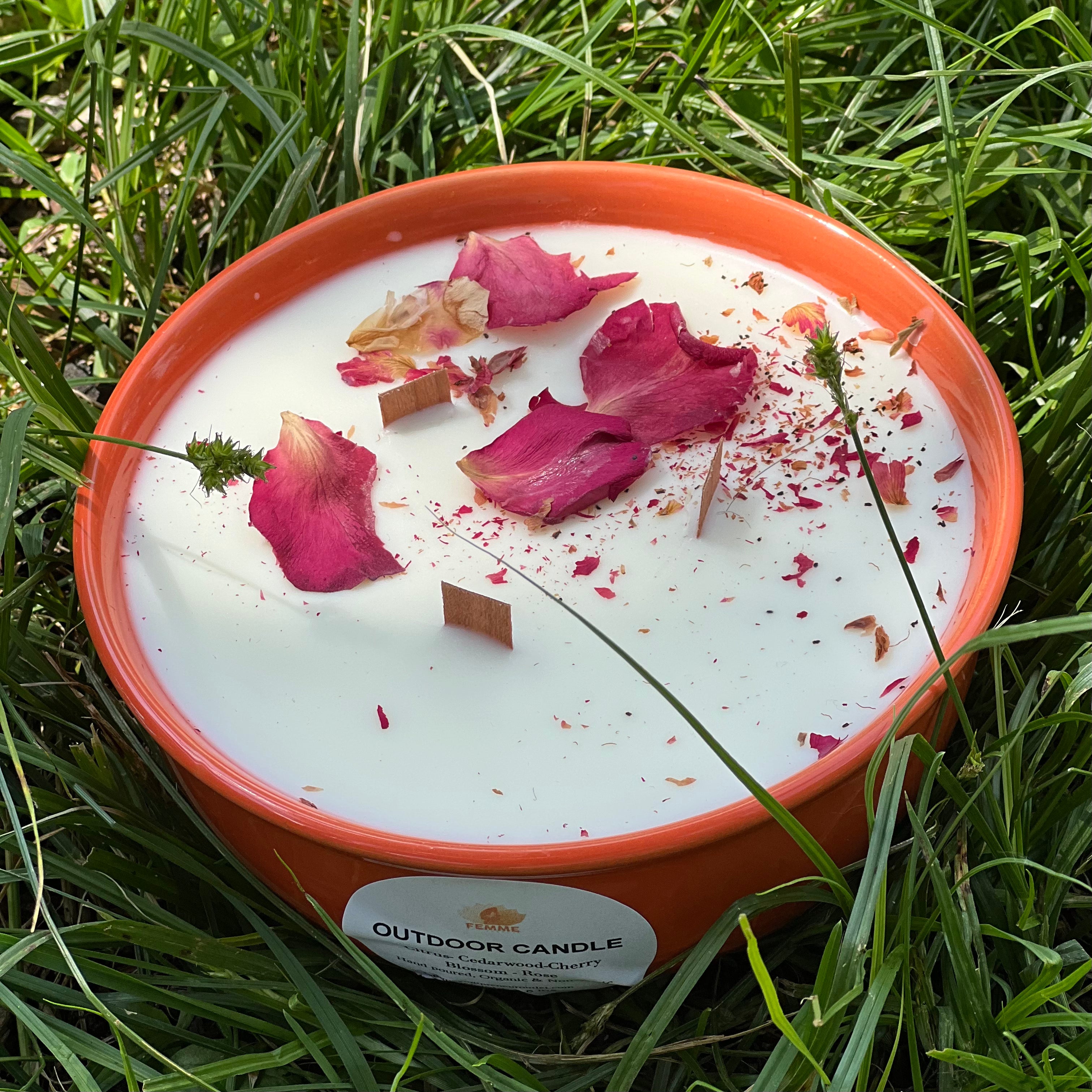 Scented Outdoor Candle with Rose petals