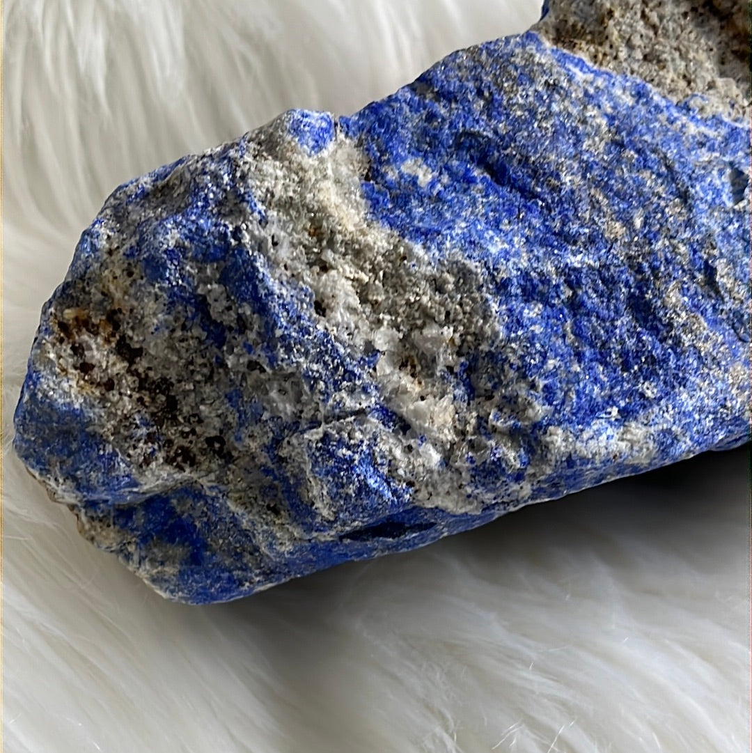 blue lapis lazuli stone