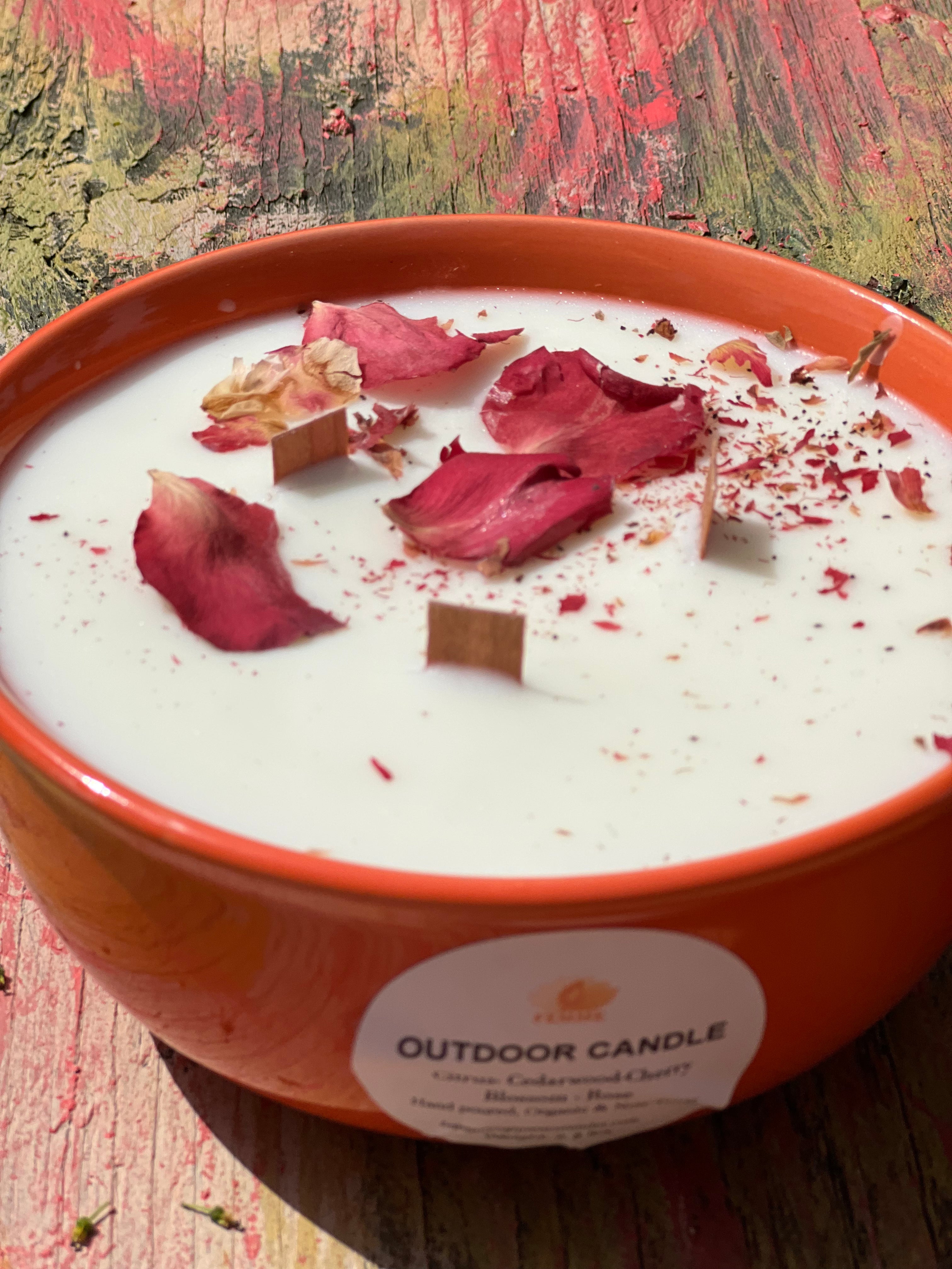Scented Outdoor Candle with Rose petals