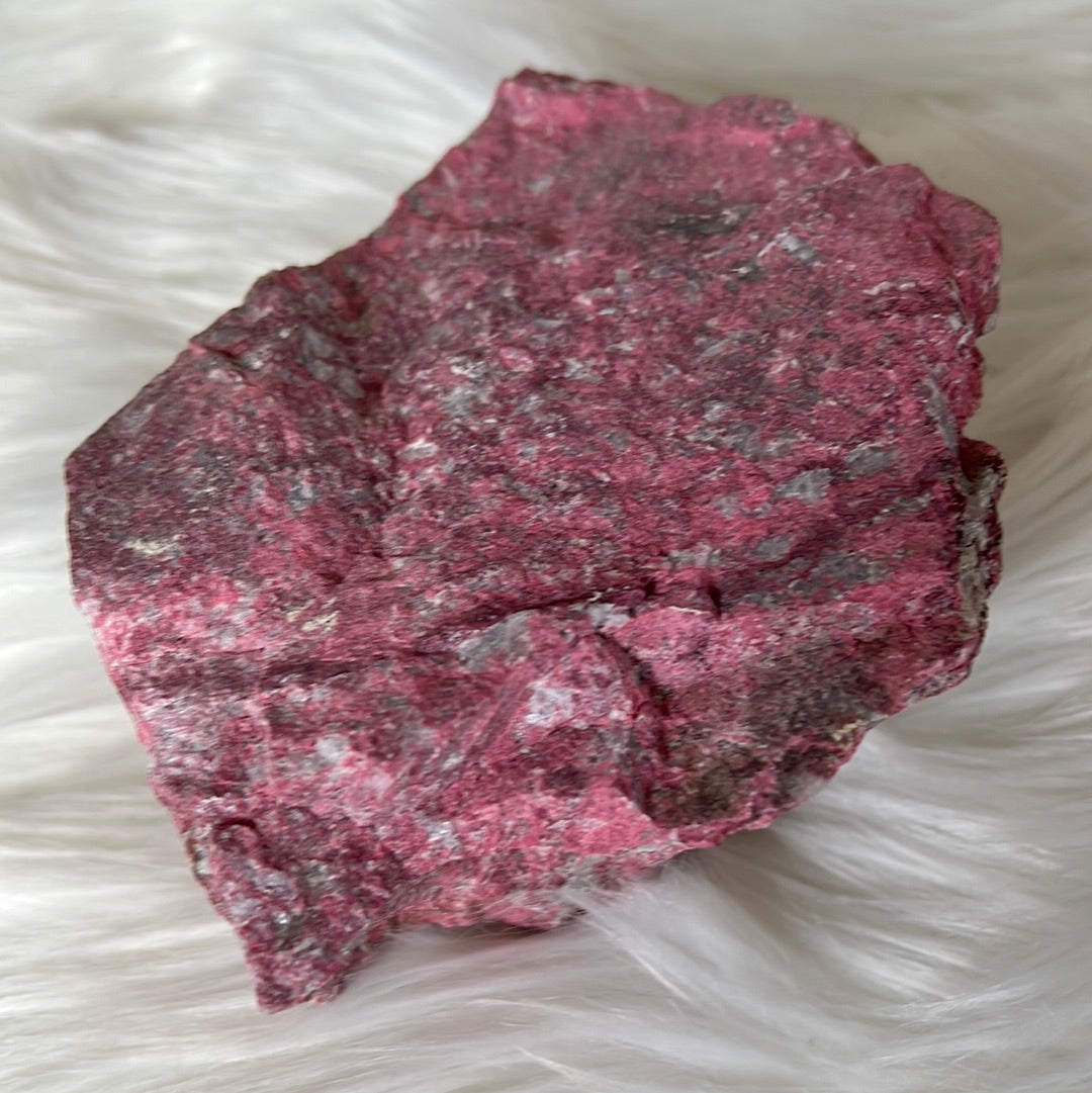 Raw Thulite healing stone - Norway