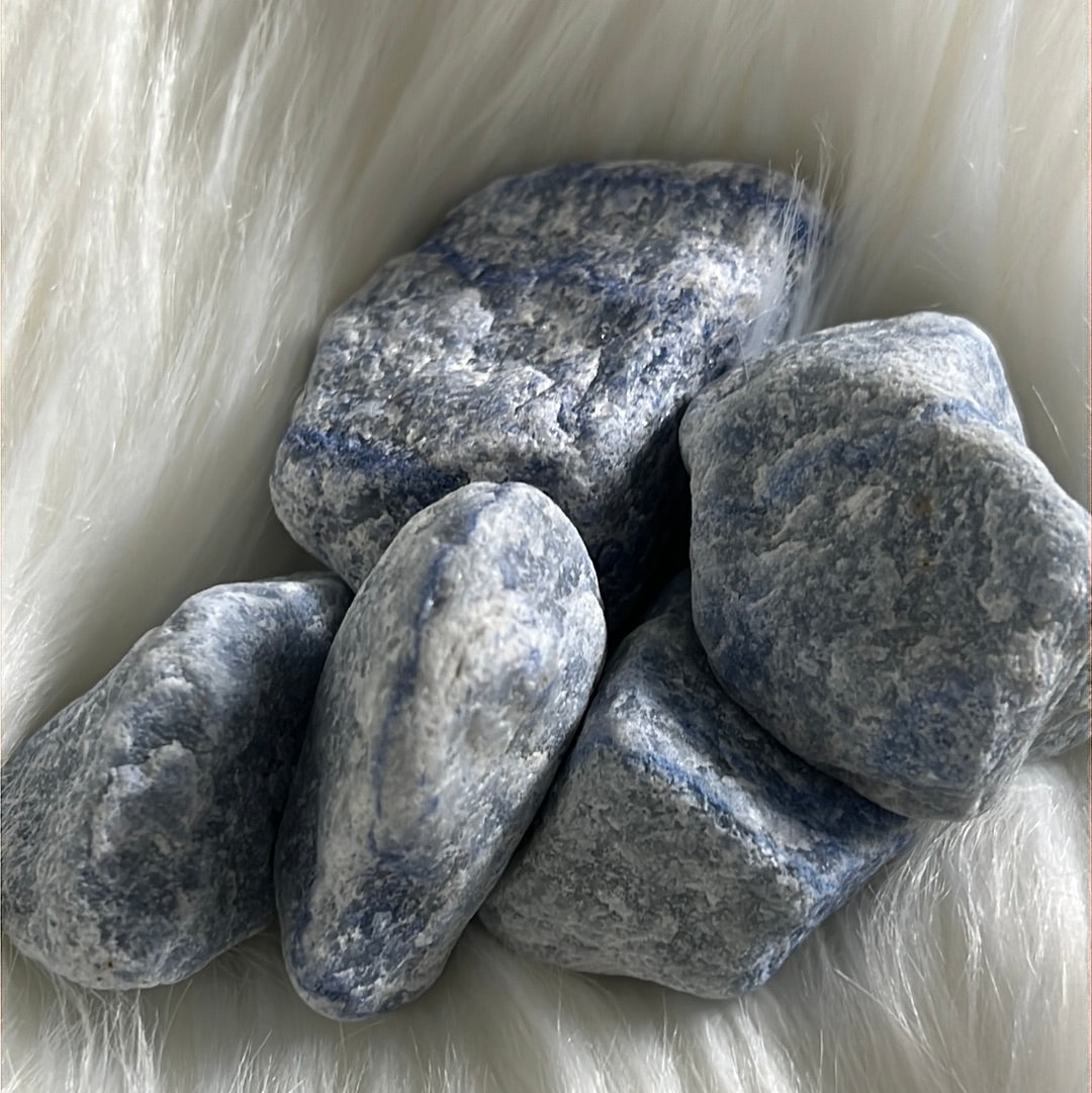 Raw Blue quartz healing crystal - Throat chakra stone