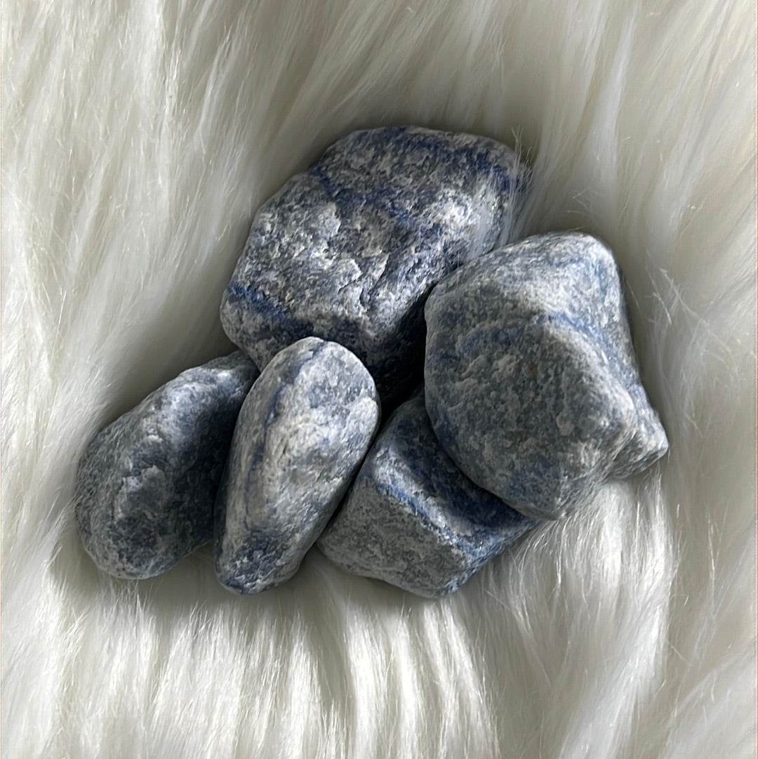 Raw Blue quartz healing crystal - Throat chakra stone